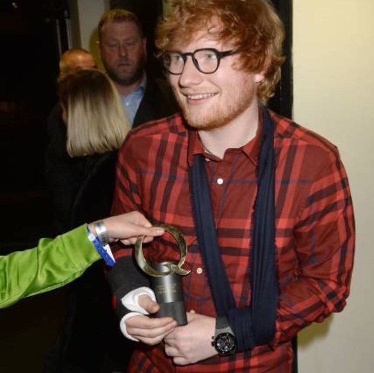 edsloudestcrowd's tweet photo. "Best Act In The World Today" ❤️ #QAwards2017 #EdSheeran #GetWellSoonEd #Sheerio https://t.co/WufPjNgUw2