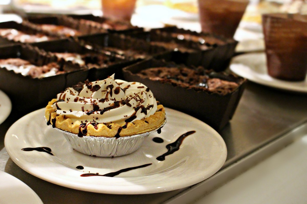 BoomtownBC's tweet photo. Who says you have to stick to just #cupcakes in order to celebrate #ChocolateCupcakeDay? #CattlemansBuffet https://t.co/Dgmfeqm73Z