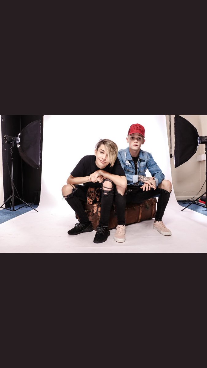 SuhtoriiGirls's tweet photo. #barsandmelody #bam #loves #suhtoriigirls #devries #Lenehan @BarsAndMelody @leondrethalion @ceejaylenehan ❤️❤️❤️ Someday see you in 🇱🇹 https://t.co/X7pQrabv7U