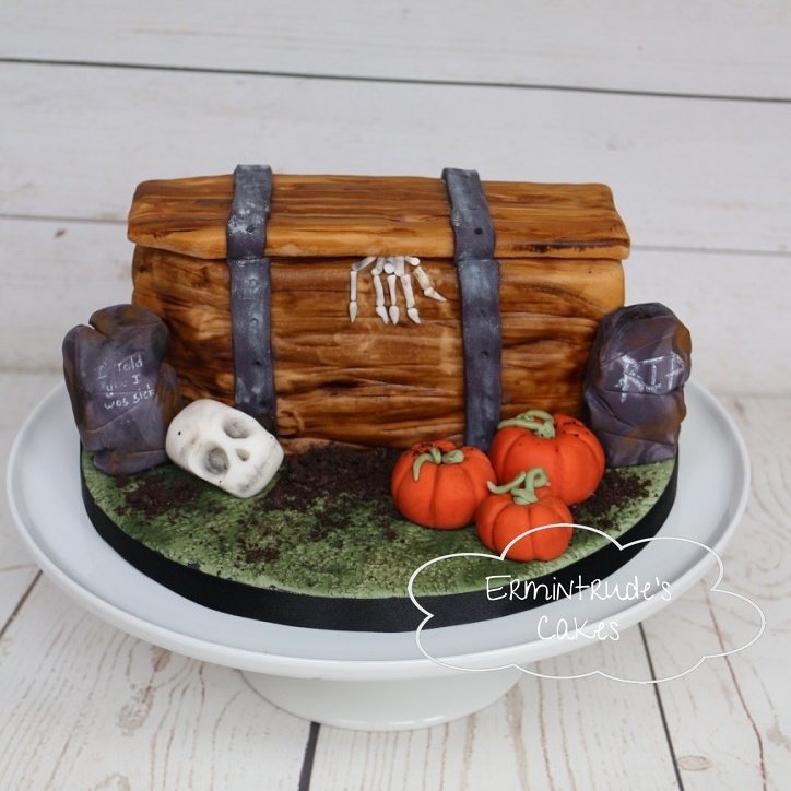 Ermintrudescake's tweet photo. Getting excited about #Halloween #halloweencake https://t.co/aK4yuthwhU