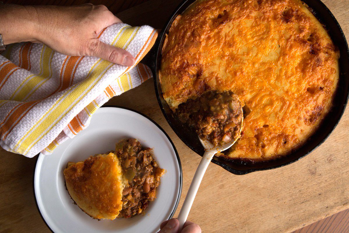 tenKsnacks's tweet photo. Chili Season is upon us - this one-pot Chili Cornbread Pie fits the bill. #chili #cornbread @LodgeCastIron https://t.co/K6qmQDKkbl https://t.co/Ibxm9bPjVC