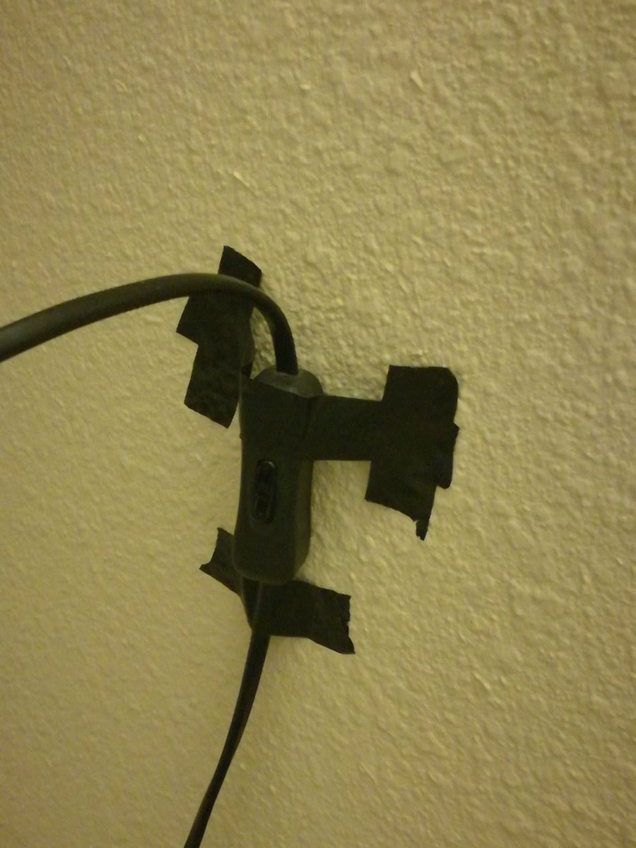 ricardo_93's tweet photo. Hay veces que la solución de algo está en el exterior y no en el interior, por ejemplo, mi lámpara, que con un poco de cinta aislante y una pared consigo que funcione. #GreatEngineer #Ingenieria https://t.co/BA9385Gyq5