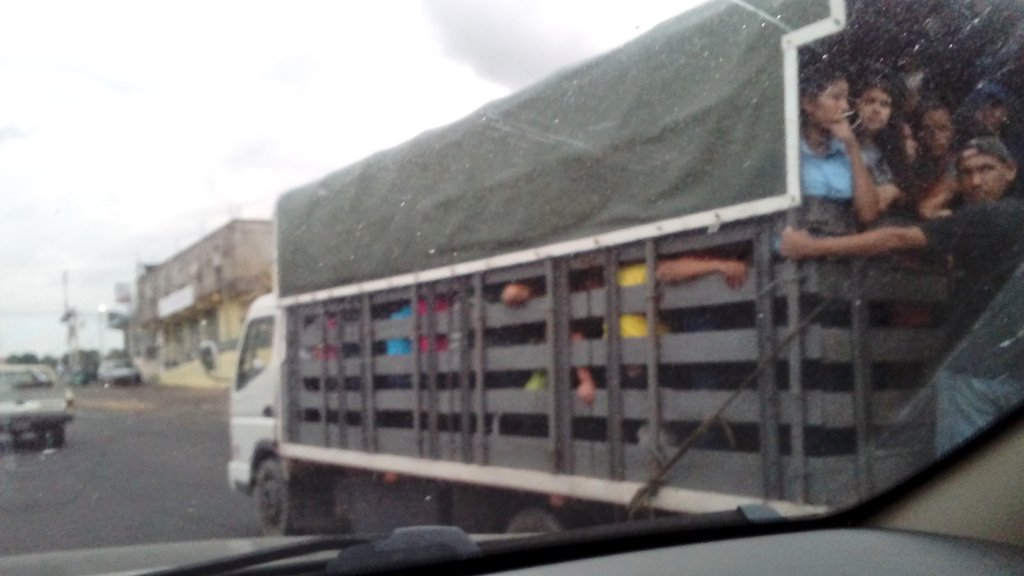 CiudadGuayanaFB's tweet photo. Con Jose Ramon Lopez llegaron las perreras a #Guayana. Con Justo Noguera llegaron las SuperPerreras. Este es el moderno transporte Pub. #18O https://t.co/WMIiJ8TxdN