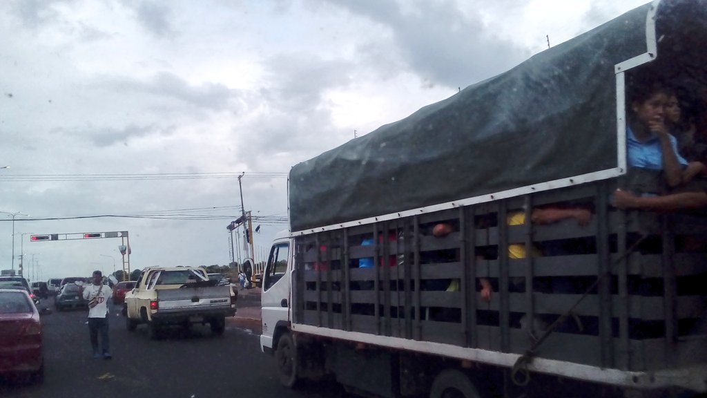 CiudadGuayanaFB's tweet photo. Con Jose Ramon Lopez llegaron las perreras a #Guayana. Con Justo Noguera llegaron las SuperPerreras. Este es el moderno transporte Pub. #18O https://t.co/WMIiJ8TxdN
