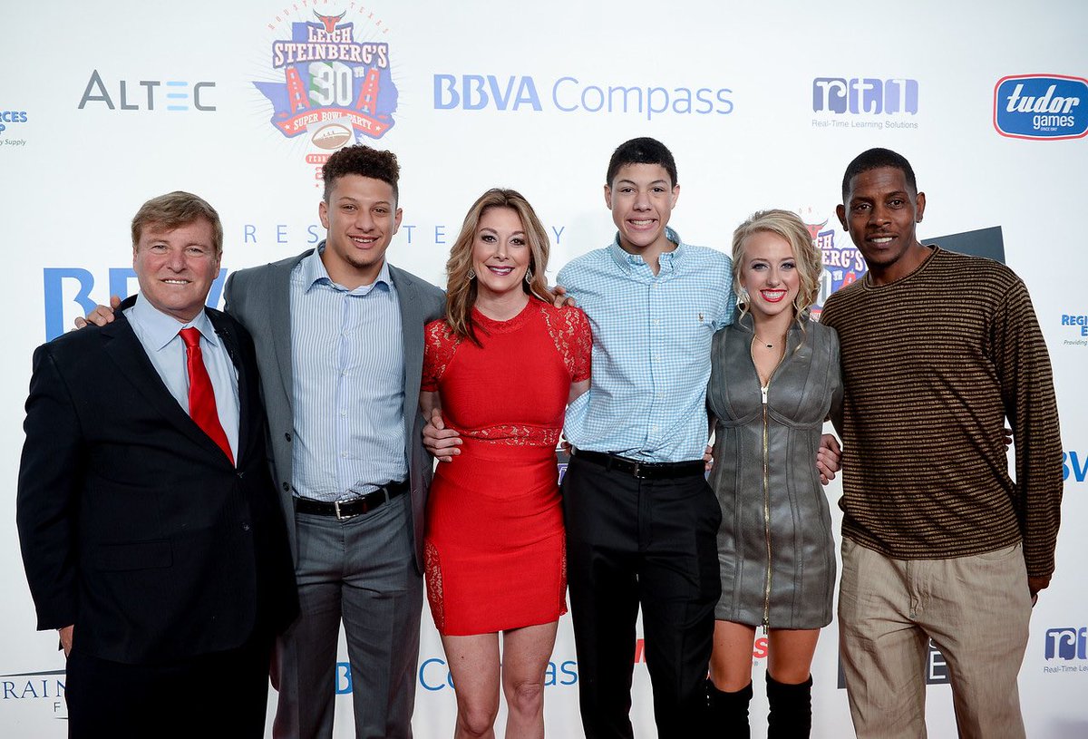 .@leighsteinberg w/ @PatrickMahomes5, @tootgail, @jacksonmahomes, @brittanylynne8 & @PMahomes at the 2017 Super Bowl Party in Houston