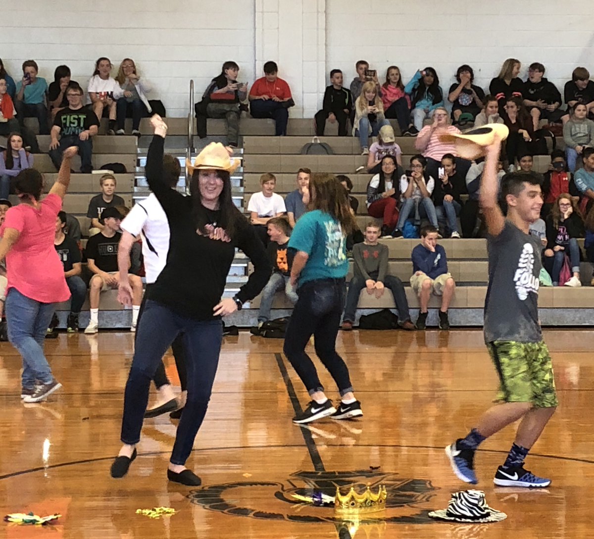 EMMS_McDowell's tweet photo. EMMS Student/Teacher Dance Off https://t.co/m5a6VDLXAC