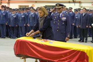 EjercitoAire's tweet photo. Funeral por el teniente Fernando Pérez Serrano, fallecido ayer en accidente de #F18 en la #BATorrejon #Ala12 Descansa en paz compañero https://t.co/8cgyMKa2I5