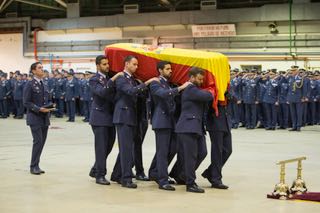 EjercitoAire's tweet photo. Funeral por el teniente Fernando Pérez Serrano, fallecido ayer en accidente de #F18 en la #BATorrejon #Ala12 Descansa en paz compañero https://t.co/8cgyMKa2I5