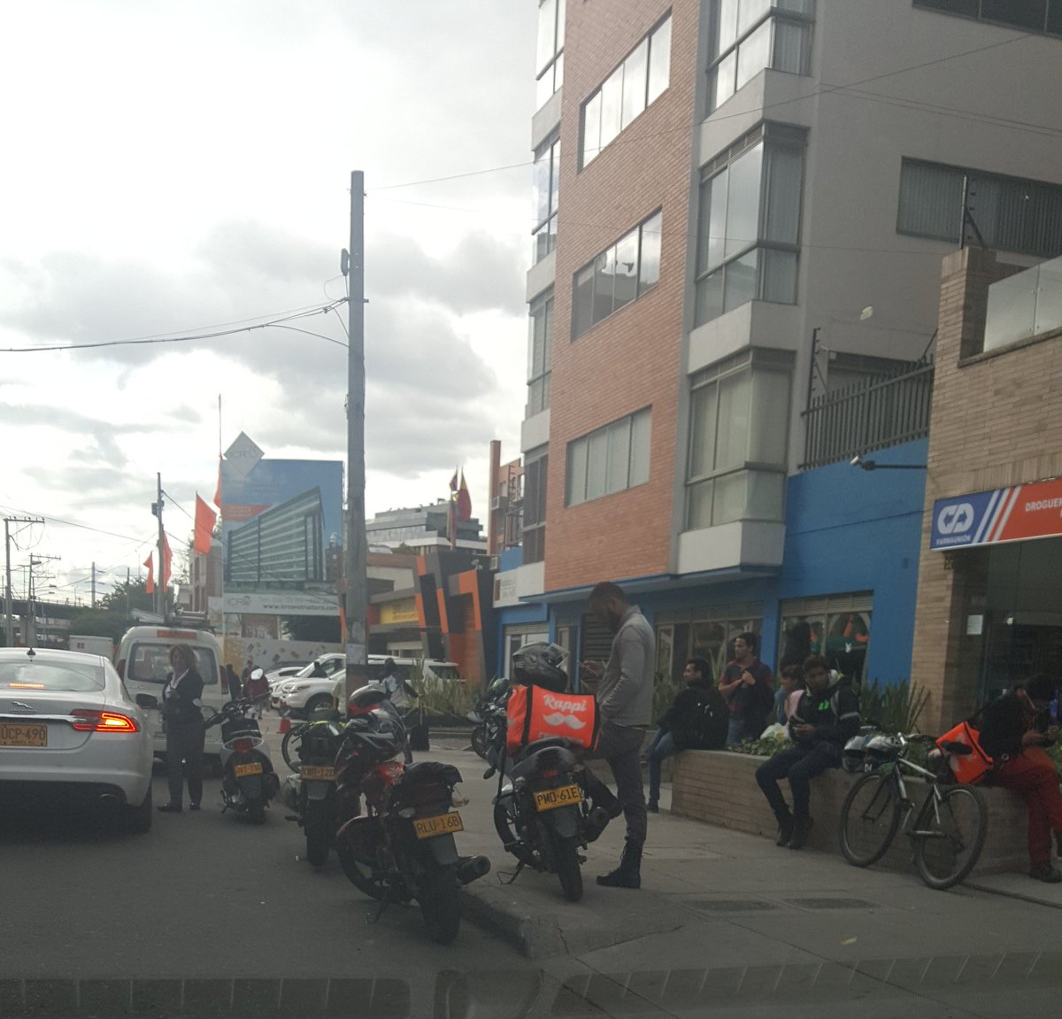 cazainfractor's tweet image. Y pasamos por las oficinas de la TOP1 de #empresasinfractoras 
@rappicolombia y sus rapitenderos en 🚫 y #andenesparapeatones 
@Bocarejo_JP