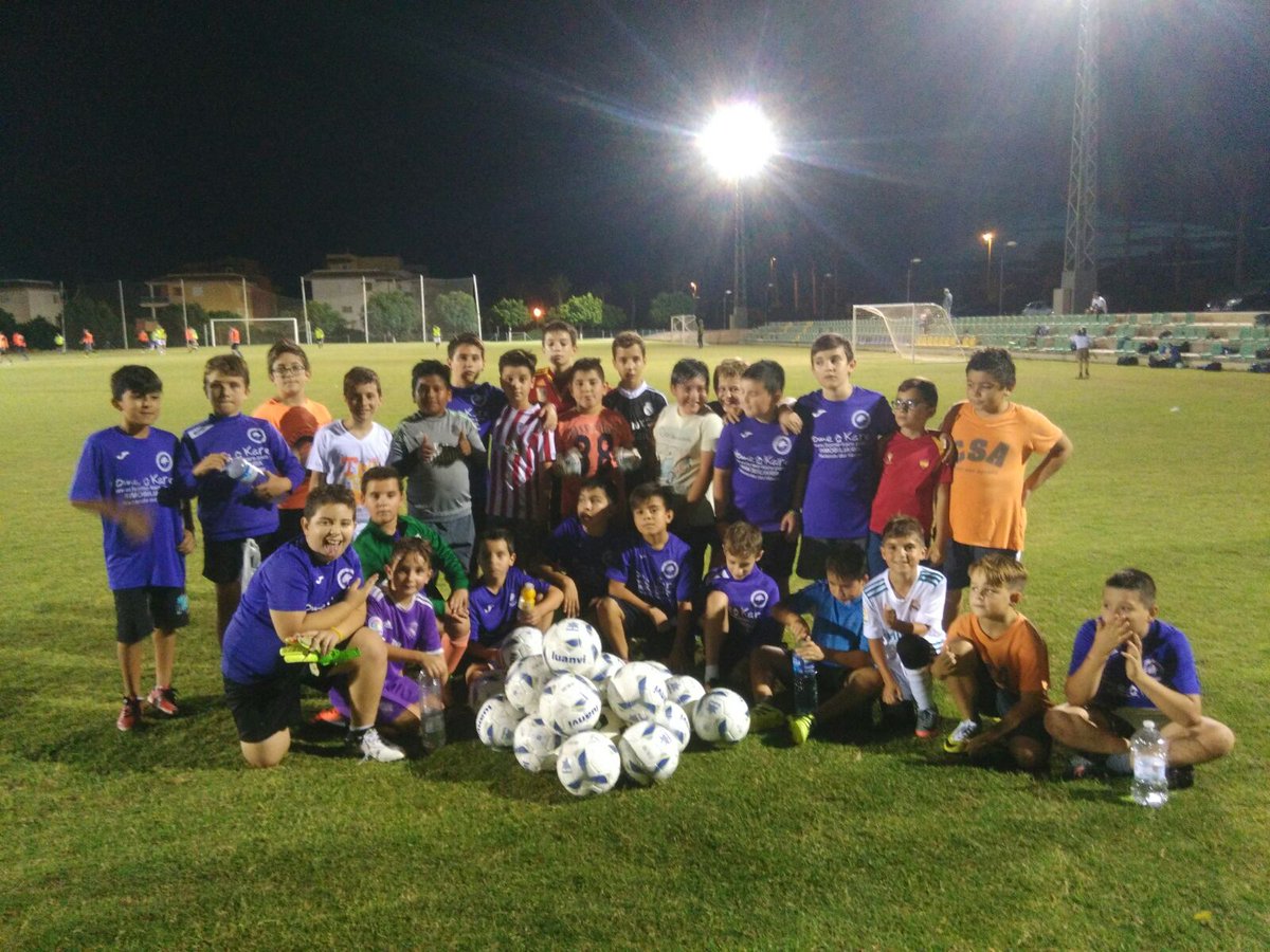 CDHDA's tweet photo. Entrenando para proximos partidos del fin de semana 
cada niño un balon para entrenar#fuentealamo# https://t.co/Wdtl5wBdoe