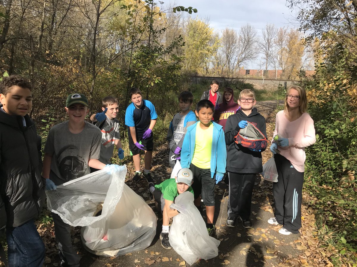 Schlatter_tim's tweet photo. @GWA_192 Ss has a service learning day! Ss Picked up trash throughout Farmington and found a bike in the river. #isd192 #192gateway https://t.co/dhPlviW0ly