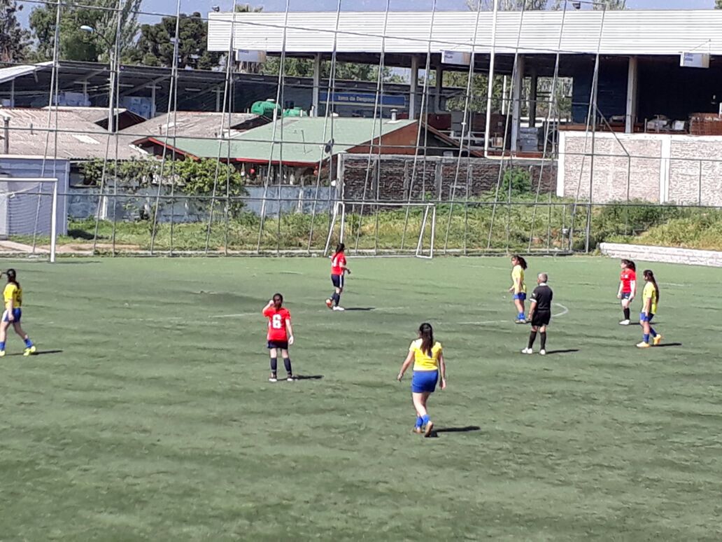 acle_cormun's tweet photo. Definición de fútbol segunda categoría damas. Liceo comercial Diego Portales vs whipple school https://t.co/2jJIYVWFAY