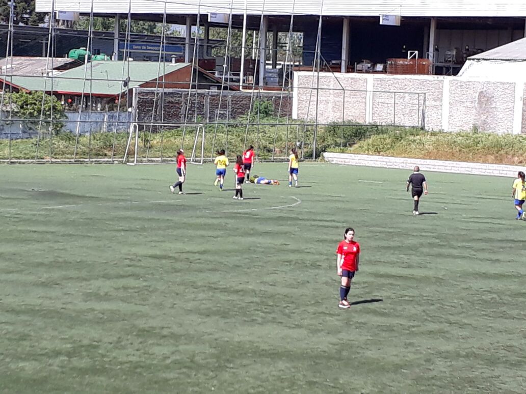 acle_cormun's tweet photo. Definición de fútbol segunda categoría damas. Liceo comercial Diego Portales vs whipple school https://t.co/2jJIYVWFAY