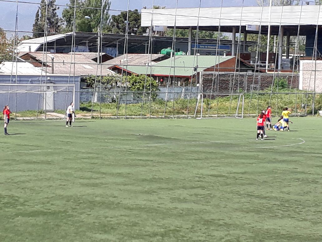 acle_cormun's tweet photo. Definición de fútbol segunda categoría damas. Liceo comercial Diego Portales vs whipple school https://t.co/2jJIYVWFAY