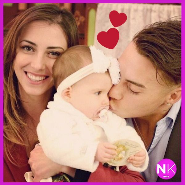 NakedRRSS's tweet photo. 💍 ¡Se comprometieron! 💍 El delantero nacional,  Eduardo Vargas le pidió matrimonio a su pareja, la brasilera, Daniela Colett!! https://t.co/C9VD3yzsD6