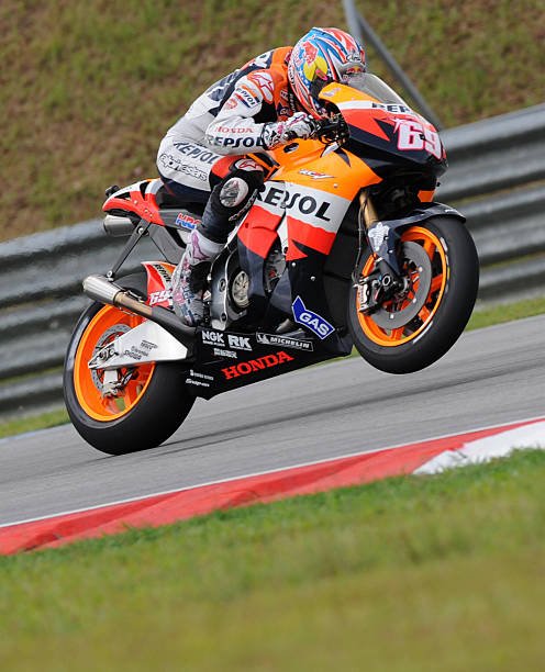 bgmotogp's tweet photo. .@NickyHayden on his Repsol Honda RC212V at Sepang. #OnThisDay in 2008 #RideOnKentuckyKid (Photo: ROSLAN RAHMAN/AFP/Getty) https://t.co/5T43qv3r9f
