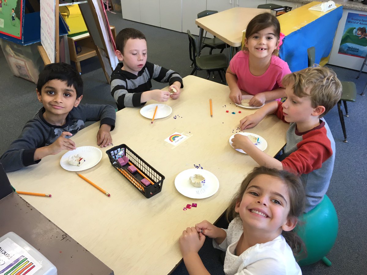 joforrest24's tweet photo. Making diyas for Diwali! #culturalsharing #180DaysOfKindness https://t.co/UMy4RyW74G