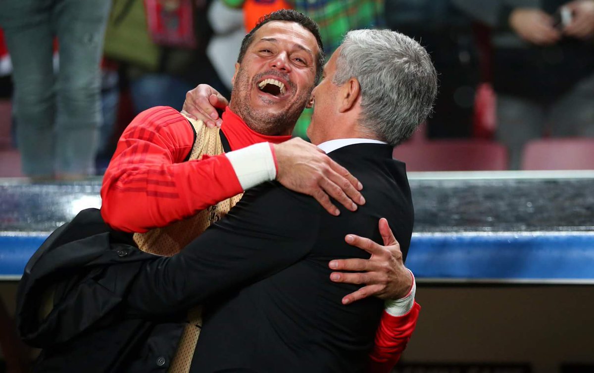 Nerazzurra94's tweet photo. L'acchiappasogni e lo Special One.
Quanti ricordi.❤ 
Le cose belle. 💙
#Spettacolo #BenficaManUtd # #Amali #JCesar #Mourinho ⚫🔵 https://t.co/77Wx5AMLI0