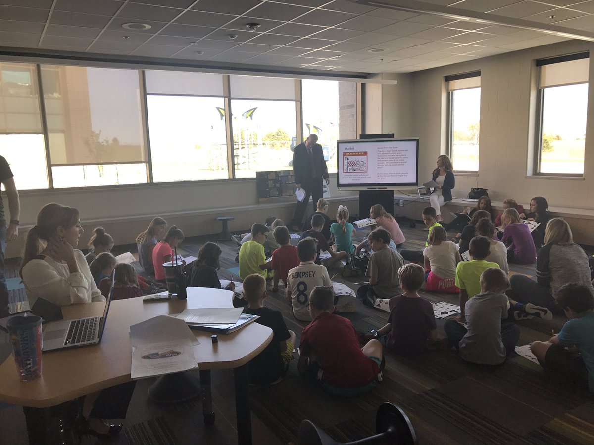 WSE 5th grade Ss becoming entrepreneurs and learning from experts from the banking world! @WSEAnderson <a href="/MrsRayin5th/">Kristin Ray, NBTC</a>