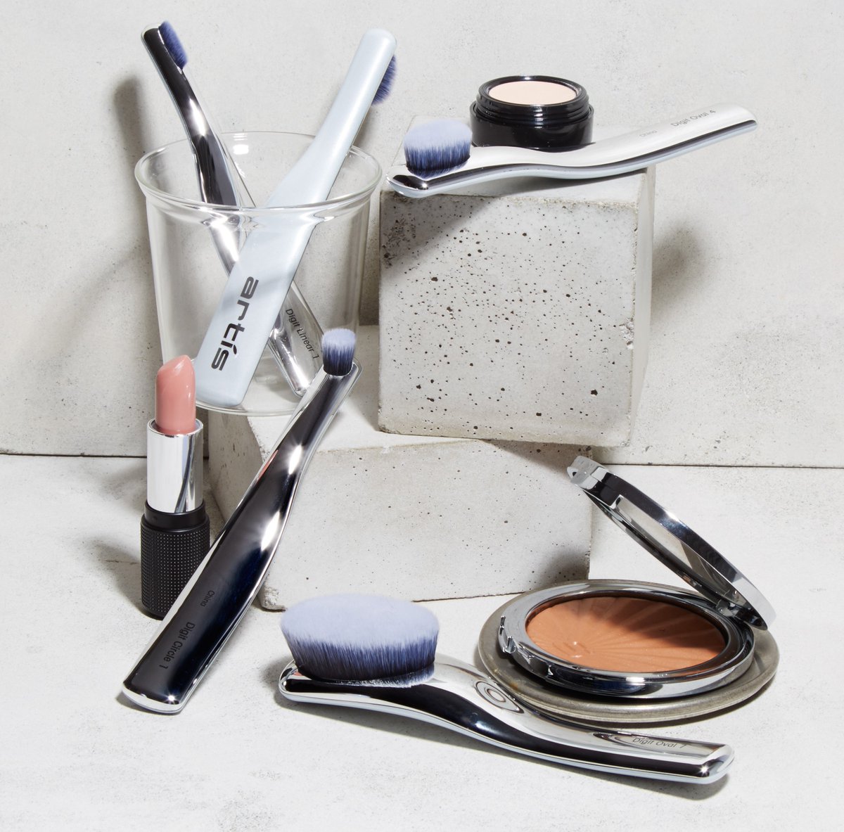 _byartis's tweet photo. Nude lip, micro-sculpted eyes, softly bronzed cheeks #DigitBrush #ArtisBrush https://t.co/QrOVzGf4Qx