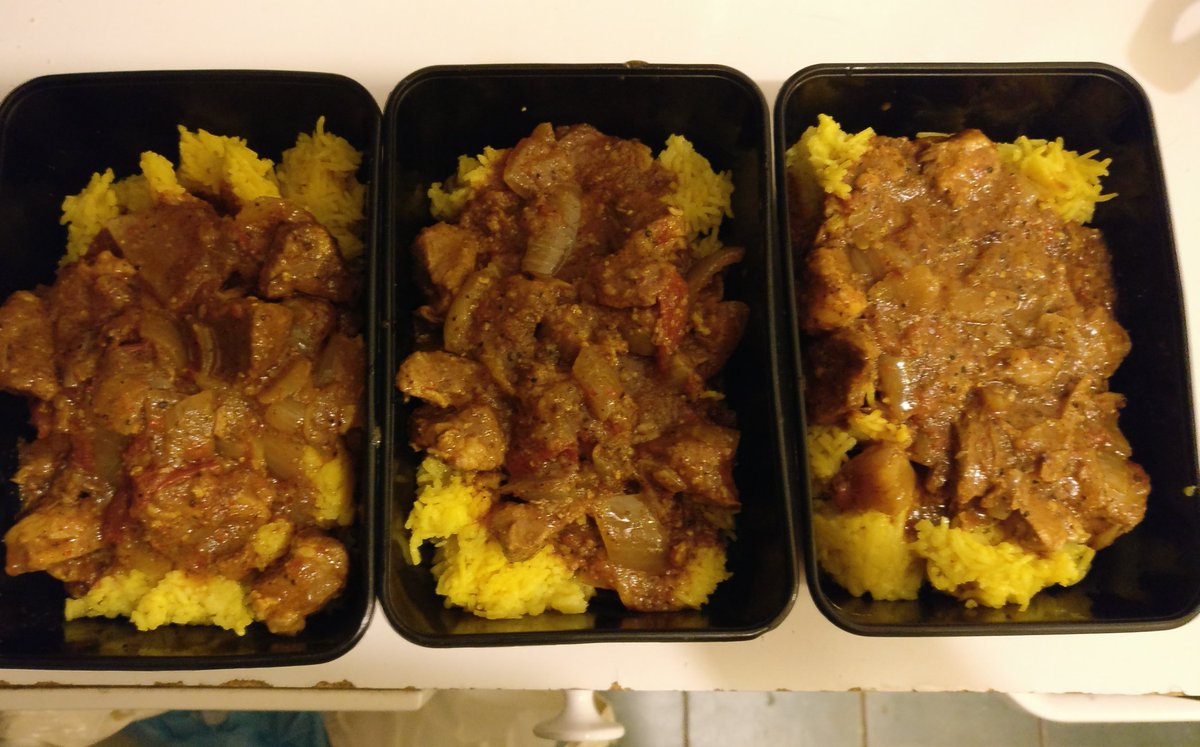 Sn00wman's tweet photo. Gjorde en vindaloo och den va helt okej. Så nu har man matlådor oxå. Kanske bjuder bort en för bedömning 😂😂 #vindaloo #goastyle https://t.co/JvW8KGAe5u