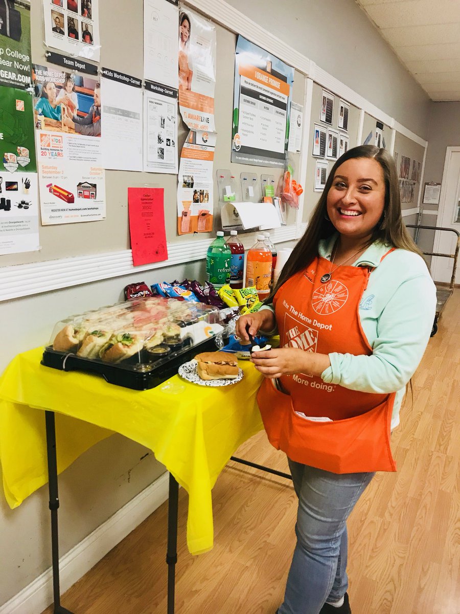 Pro1076's tweet image. ASM T and her merchandising team showing appreciation to the cashiers @KifleTigisti