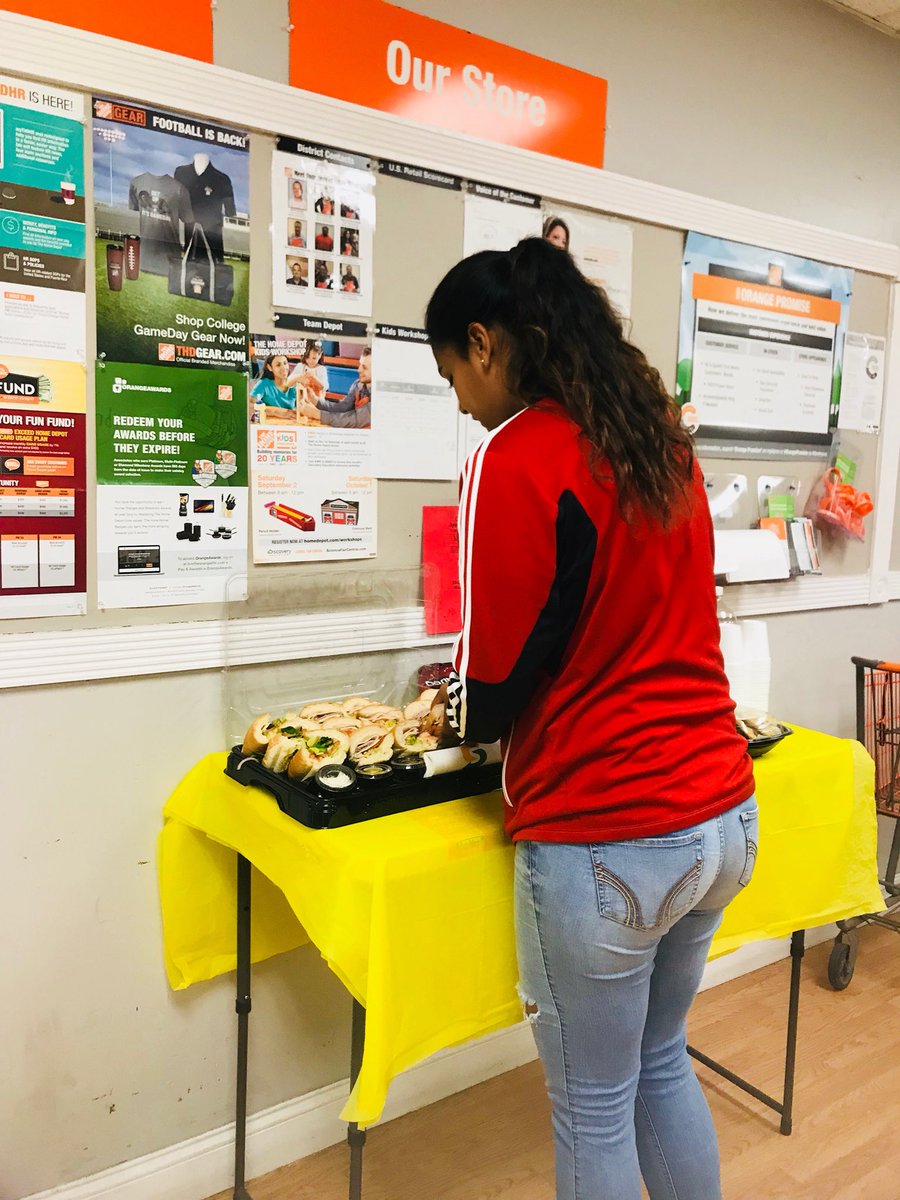 Pro1076's tweet image. ASM T and her merchandising team showing appreciation to the cashiers @KifleTigisti