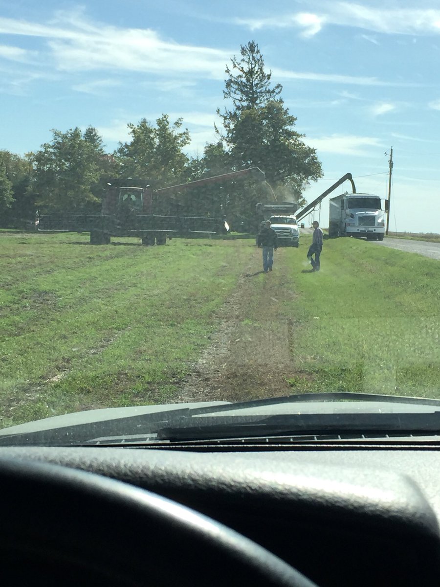 DanielDoster2's tweet photo. Taking out the @BecksHybrids soybean plot. #Glyphosate #RoundupReady2 #RoundupReady2Xtend #LibertyLink https://t.co/6CYaJkzRir