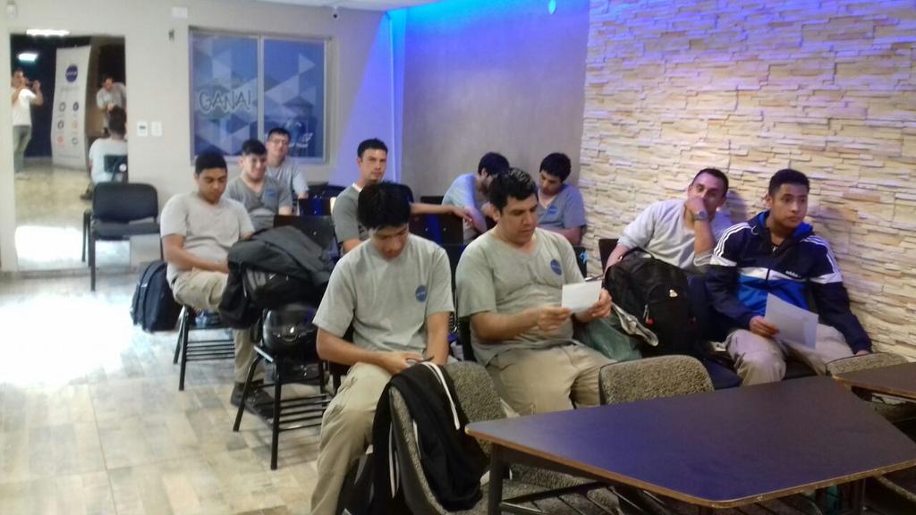 Con los cros en la reunión haciéndoles el aguante <a href="/elmarcemcgroup/">Marcelo Hoyos</a>