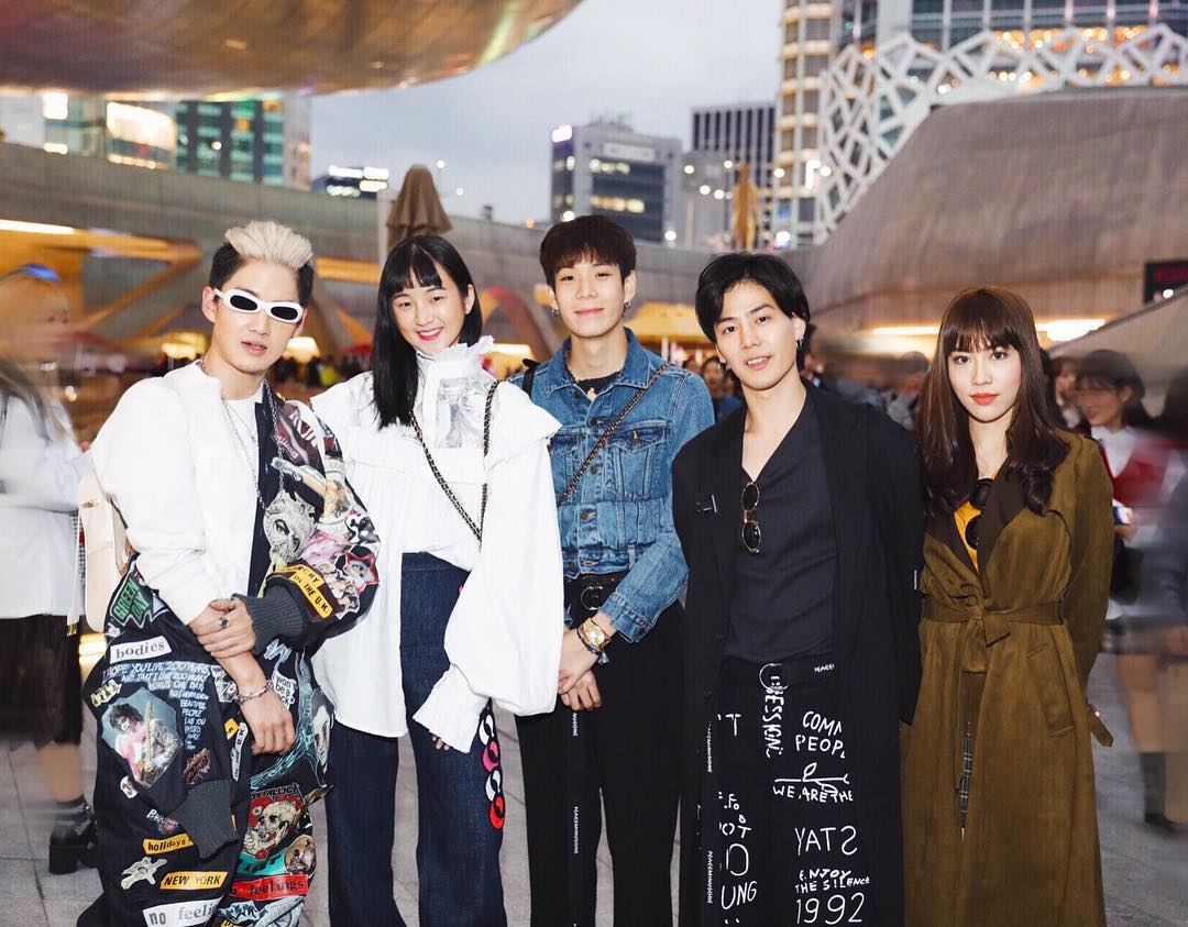 IG : golfpichaya
Bump into these folks !!:) #SS2018 #PBSS2018 #pushbutton #seoulfashionweek #sfw 📸 <a href="/nontbox/">Nontbox</a>