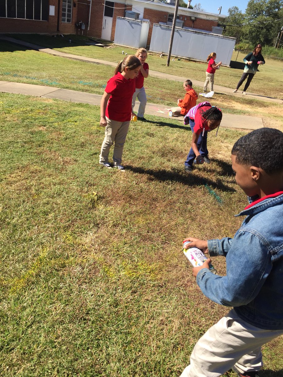 Taylor3rdGrade's tweet image. Chalk painting for meeting their September goal. They had so much fun! @reid_school