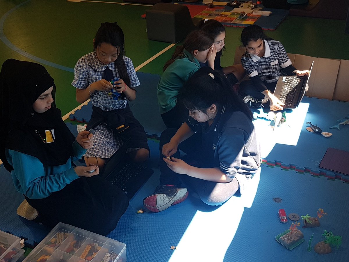 adrianhanson's tweet photo. NOTHING is stopping the motion of this group! #stopmotionanimation #stopcollaborateandlisten #MakersConference2017 #msfteduchat #MIEexpert https://t.co/iwf7qmRDS5