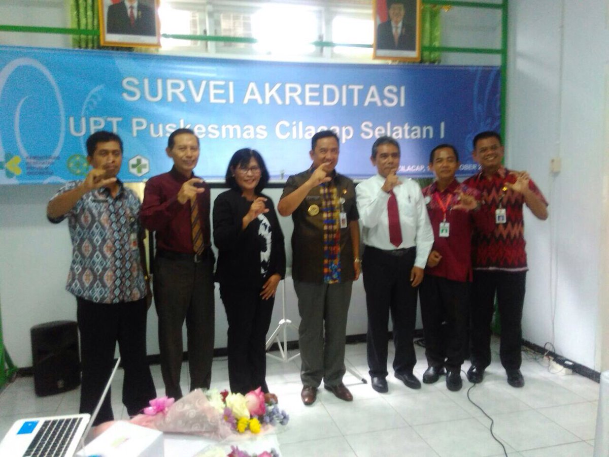 dkkcilacap's tweet photo. survei akreditasi UPT Puskesmas Cilacap Selatan I didampingi oleh pak Bupati @TattoSPamuji semoga mendapat nilai yg terbaik https://t.co/33DQg5bK3H