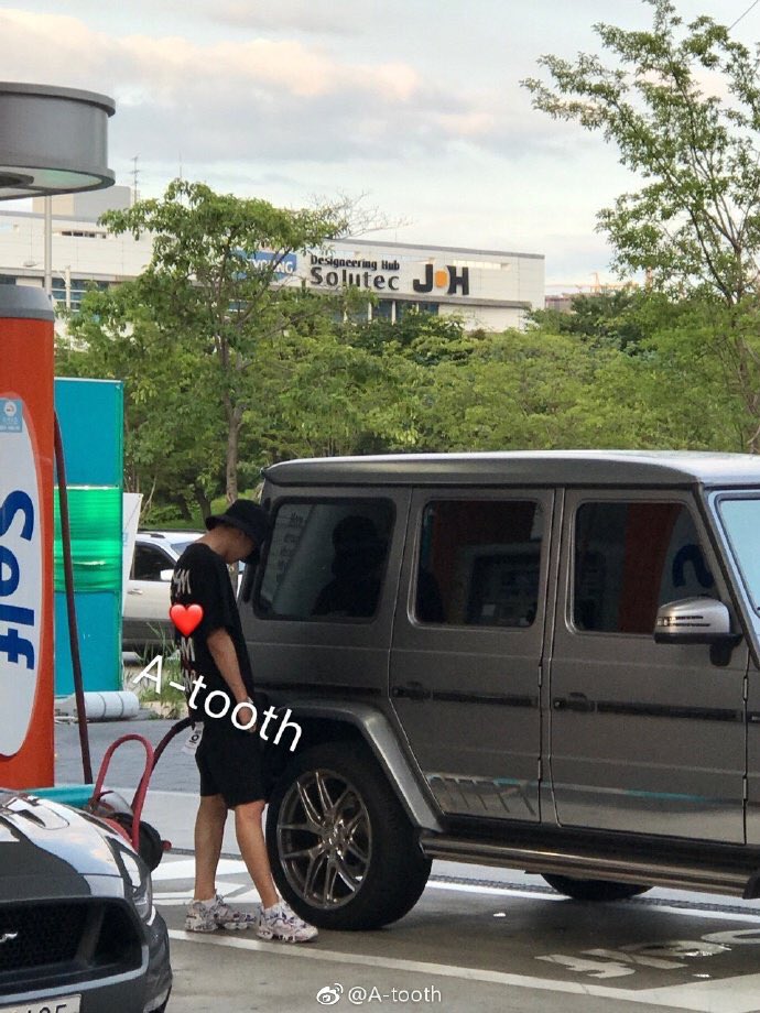 nutelluhans's tweet photo. i thought he was peeing the tire https://t.co/FbLCusKmPt