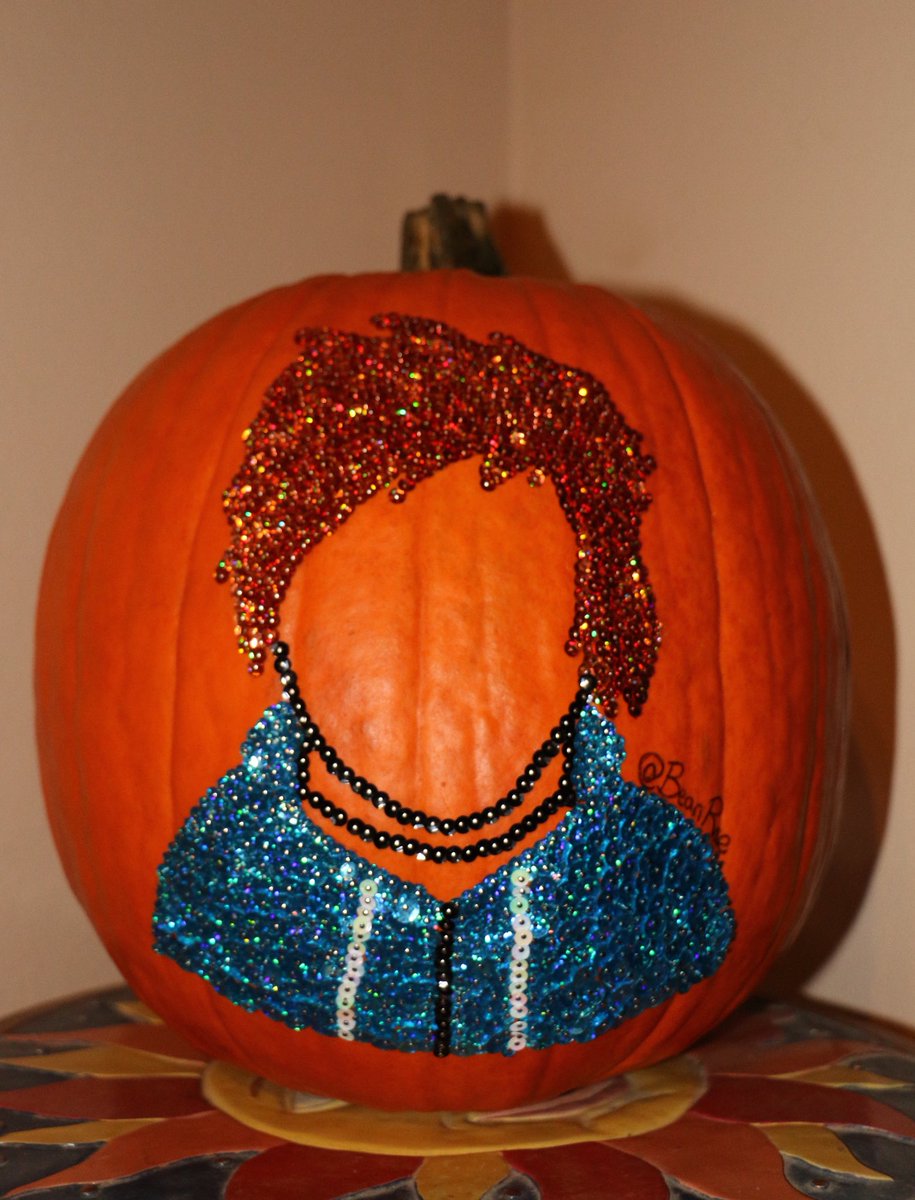 BeanRae_17's tweet photo. My @edsheeran pumpkin for #Ed985 @kisspeoria 🎃🙏🏼 https://t.co/GMRujx0y9w
