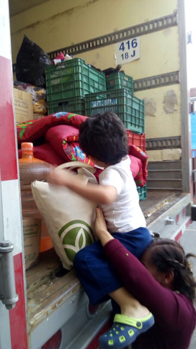 VanessaBauche's tweet photo. Feliz y agradecida! Sale 1ero de 3 Camiones de @teambackp de 20 tons #BrigadaOaxaca Hasta niño voluntario hubo! GRACIAS @amoritaRasgado https://t.co/VemFxMDVkA