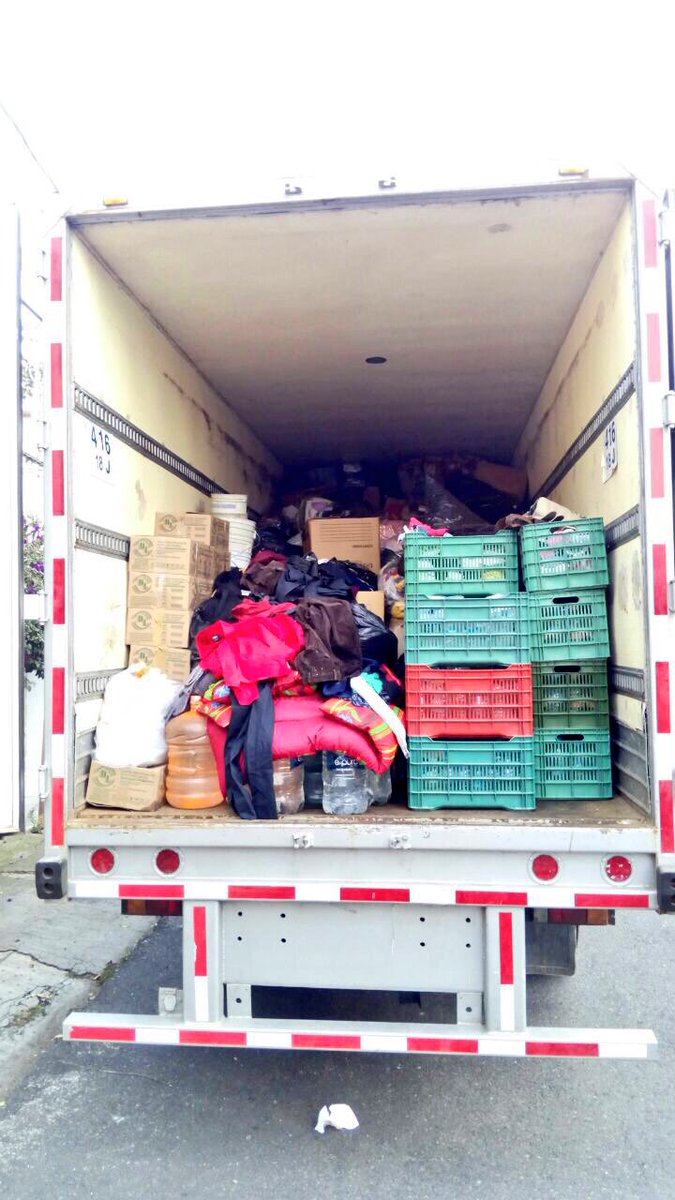VanessaBauche's tweet photo. Feliz y agradecida! Sale 1ero de 3 Camiones de @teambackp de 20 tons #BrigadaOaxaca Hasta niño voluntario hubo! GRACIAS @amoritaRasgado https://t.co/VemFxMDVkA