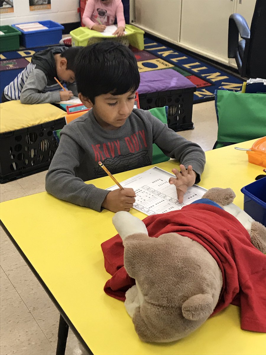 msdiazclase's tweet photo. Spike nuestra mascota de la escuela nos visitó hoy y hasta nos ayudo con matemáticas #madison44 #weare44 https://t.co/xD97AwQc3o