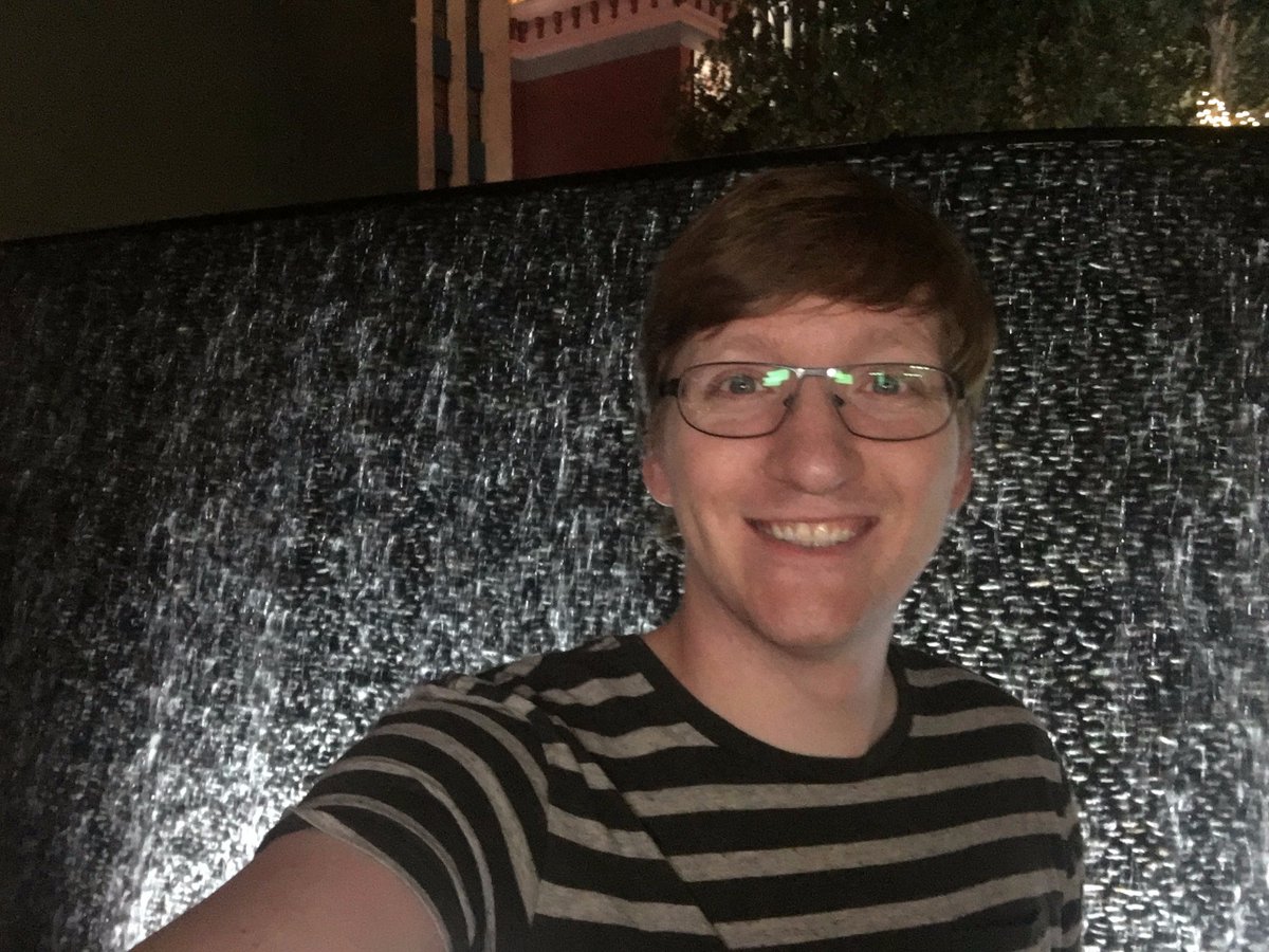 gingerdadman's tweet photo. Enjoying the buildings at vegas! https://t.co/Kv3DFKcoyc