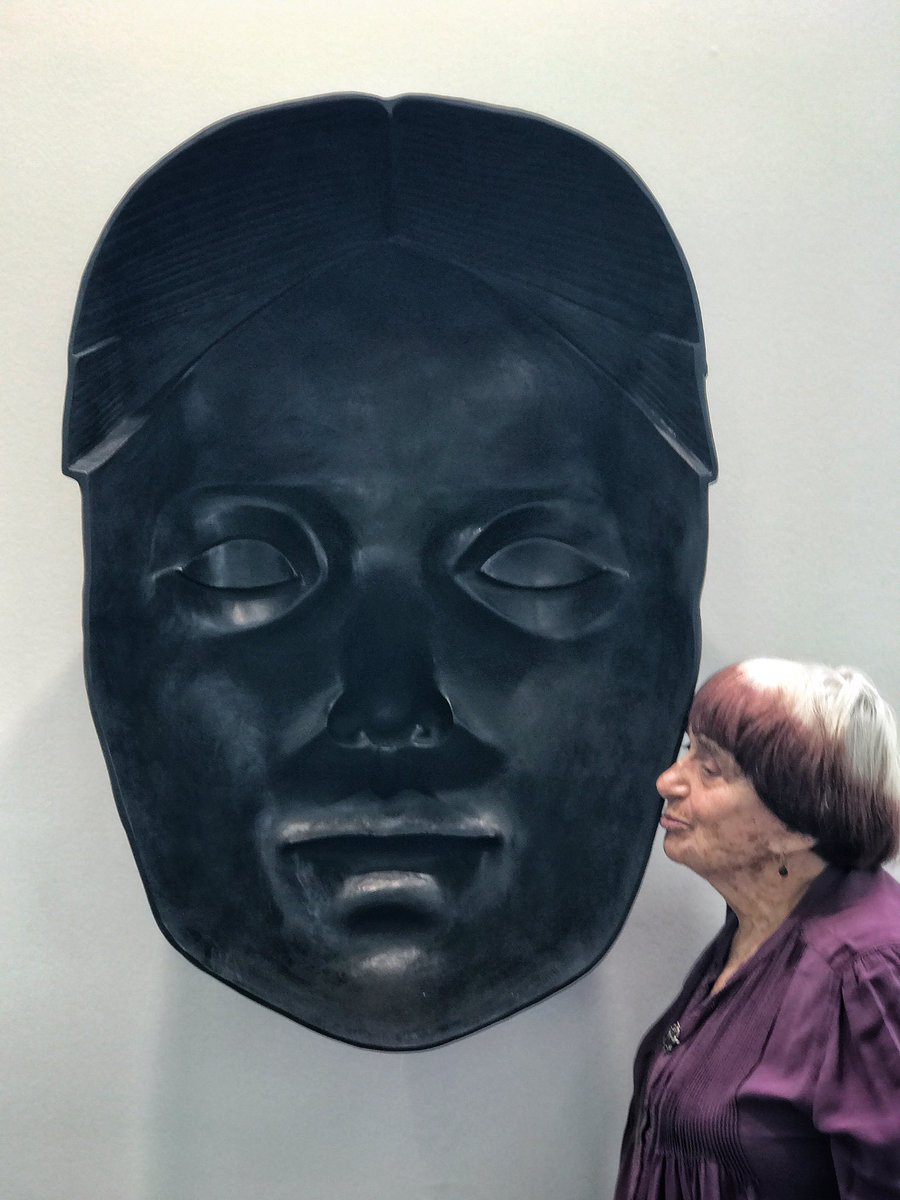 PruneNourry's tweet photo. #AgnesVarda gives a French kiss to my sculpture @GalerieTemplon #FIAC2017 @FIAC https://t.co/FhaQiMw2vT