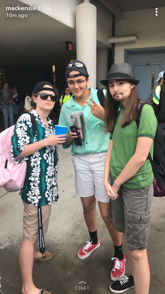 sarahrose_boyd's tweet photo. Always bout that grind 😝😝💯💯💯💯💦💦💦👆🏼👆🏼👆🏼🙌🏼🙌🏼 #dpspiritweek17 #seniorswitchday https://t.co/L4HYKiBX2b