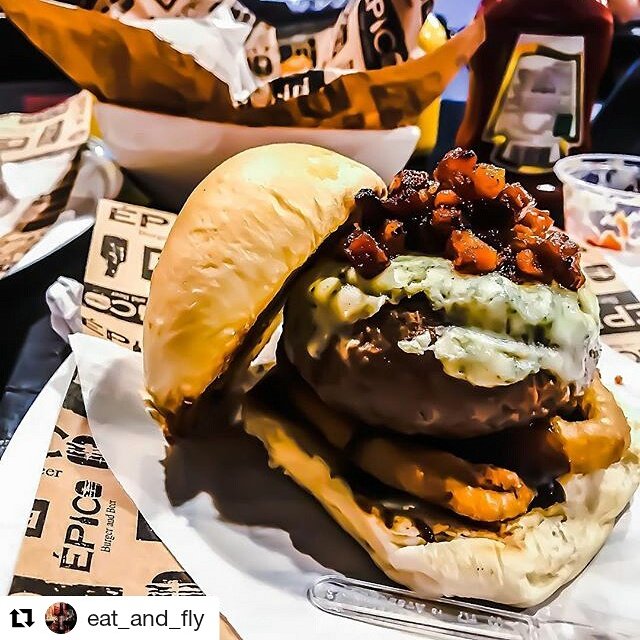 EpicoBurger's tweet photo. Vem pro #Épico! Sugestão do pessoal do @eat_and_fly:
Ontem novamente visitamos nossa hamburgueria preferida de Campinas. O burger da vez foi o Ozzy, carne red angus (180g), blue cheese, onion rings e bacon caramelizado. Simplesmente sensacional assim como o atendimento do Cássio! https://t.co/HUToS8NDhO