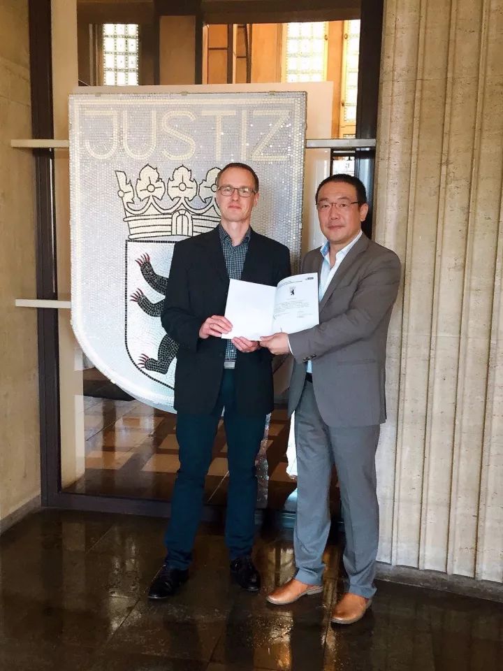 Am 9.6.2017 wurde die STIFTUNG DEUTSCHE UND CHINESISCHE KULTUR gegründet und am 16.10.2017 mit Verleihung der Urkunde durch JUSTIZ genehmigt