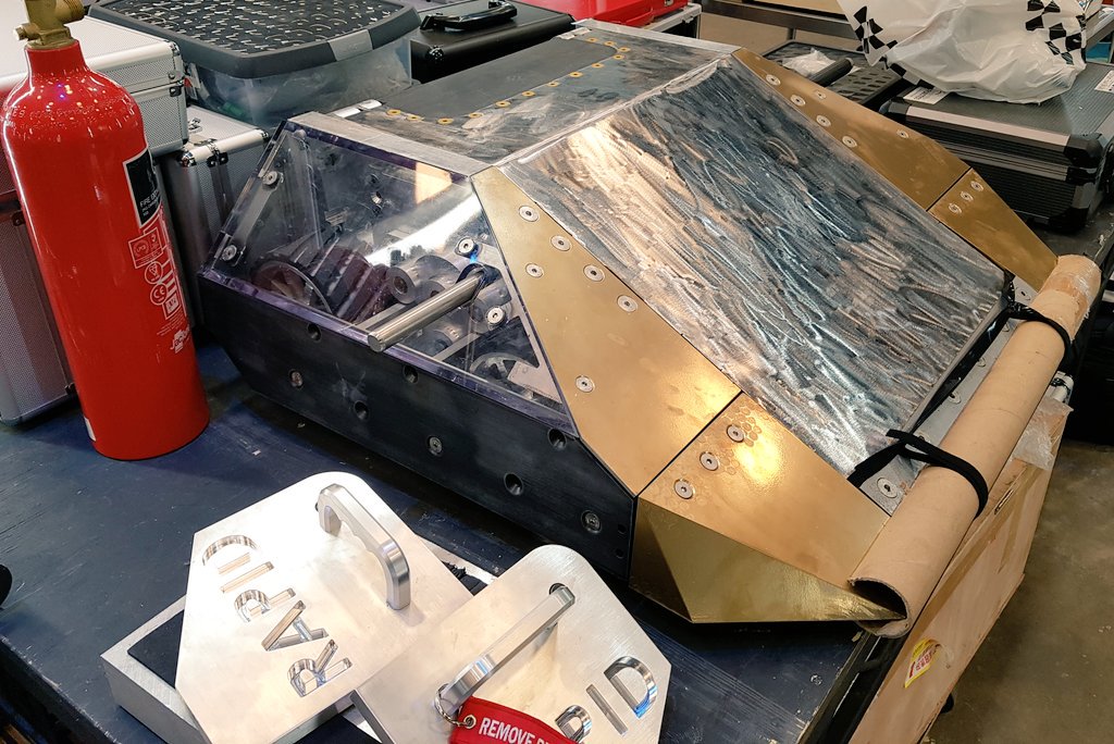 TeamRapidRW's tweet photo. #TeamRapid shiny...and gold! #Robotwars #readytoflip #flipflipflip https://t.co/1Pjaw2hRLa