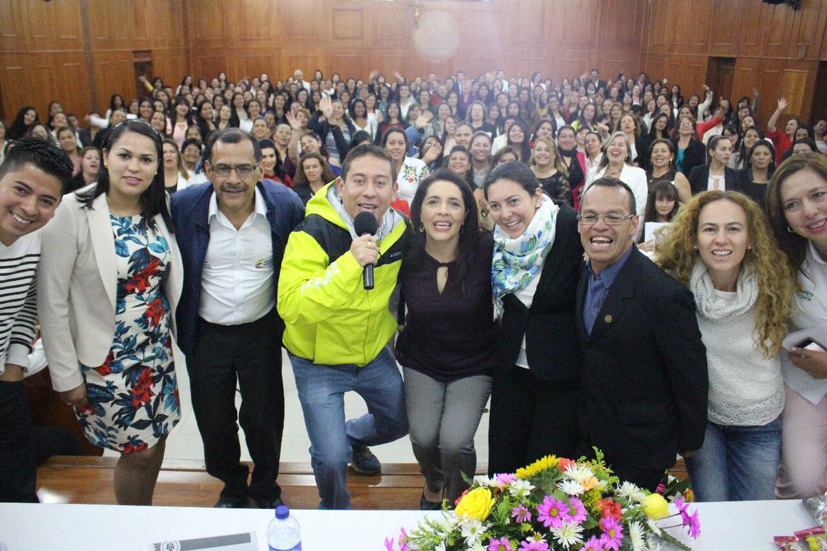 SecSocialBoyaca's tweet photo. @SDlloHumanoBoy agradece a todas las mujeres líderes boyacenses que participaron: Diplomado Participación y Liderazgo #CremosEnNuestraGente https://t.co/A6pgcDQ8io