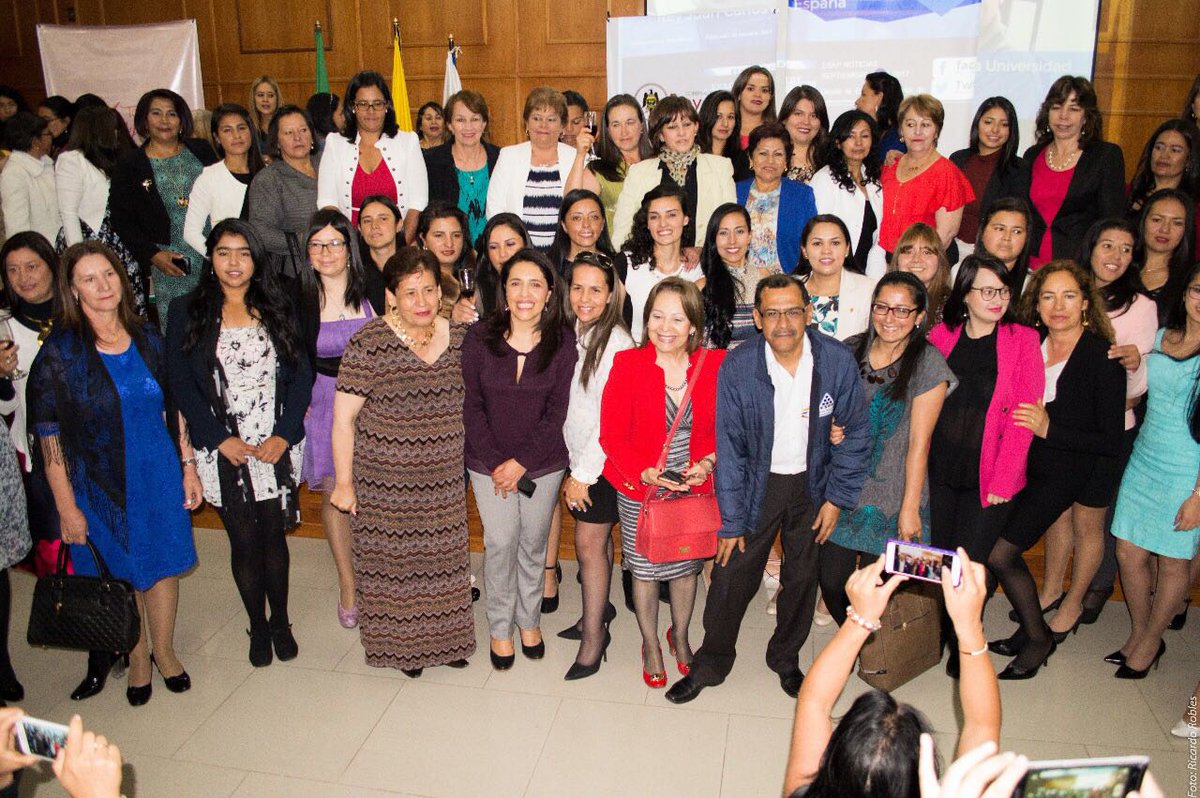 SecSocialBoyaca's tweet photo. @SDlloHumanoBoy agradece a todas las mujeres líderes boyacenses que participaron: Diplomado Participación y Liderazgo #CremosEnNuestraGente https://t.co/A6pgcDQ8io
