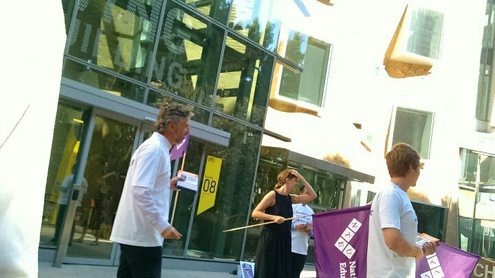 michael_uts's tweet photo. Our @NTEUNSW strike day picket line at #UTS is getting lots of support https://t.co/exZH0cgiCG