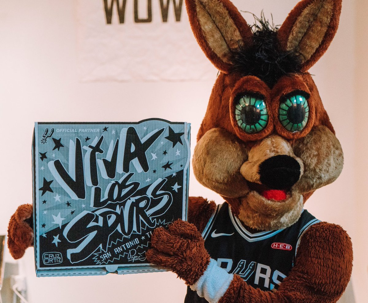 PuroPincheSA's tweet photo. Y’all ready for the @spurs season opener tonight? Order your game #pizza from @PapaJohns_SA &amp; get the new box designed by @snakehawkpress! https://t.co/UoZcAUz1fb