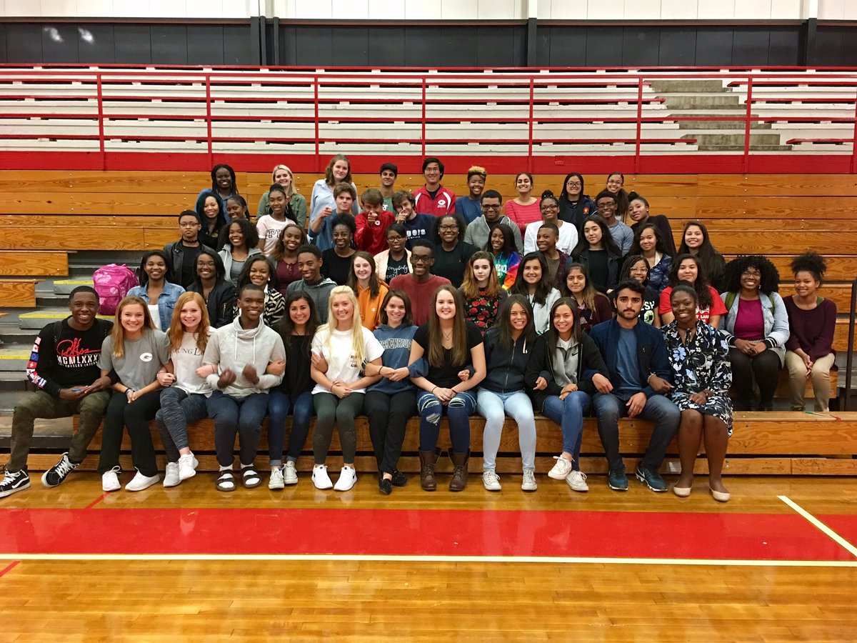 GermantownLol's tweet photo. Links of Luv yearbook picture! Love seeing so many students come together to serve for a greater good. #shinebright 🌞 @sprdingsunshine https://t.co/f9YhrCnTKw
