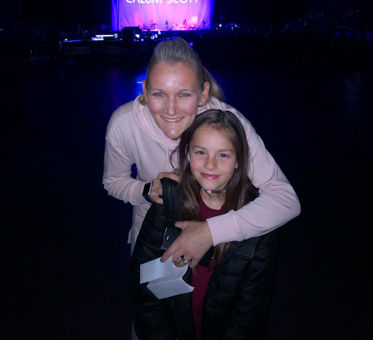 AngelaTuplin's tweet photo. Emile Sande concert with this one. We ♥️'d it! https://t.co/aeFrCNfbzw